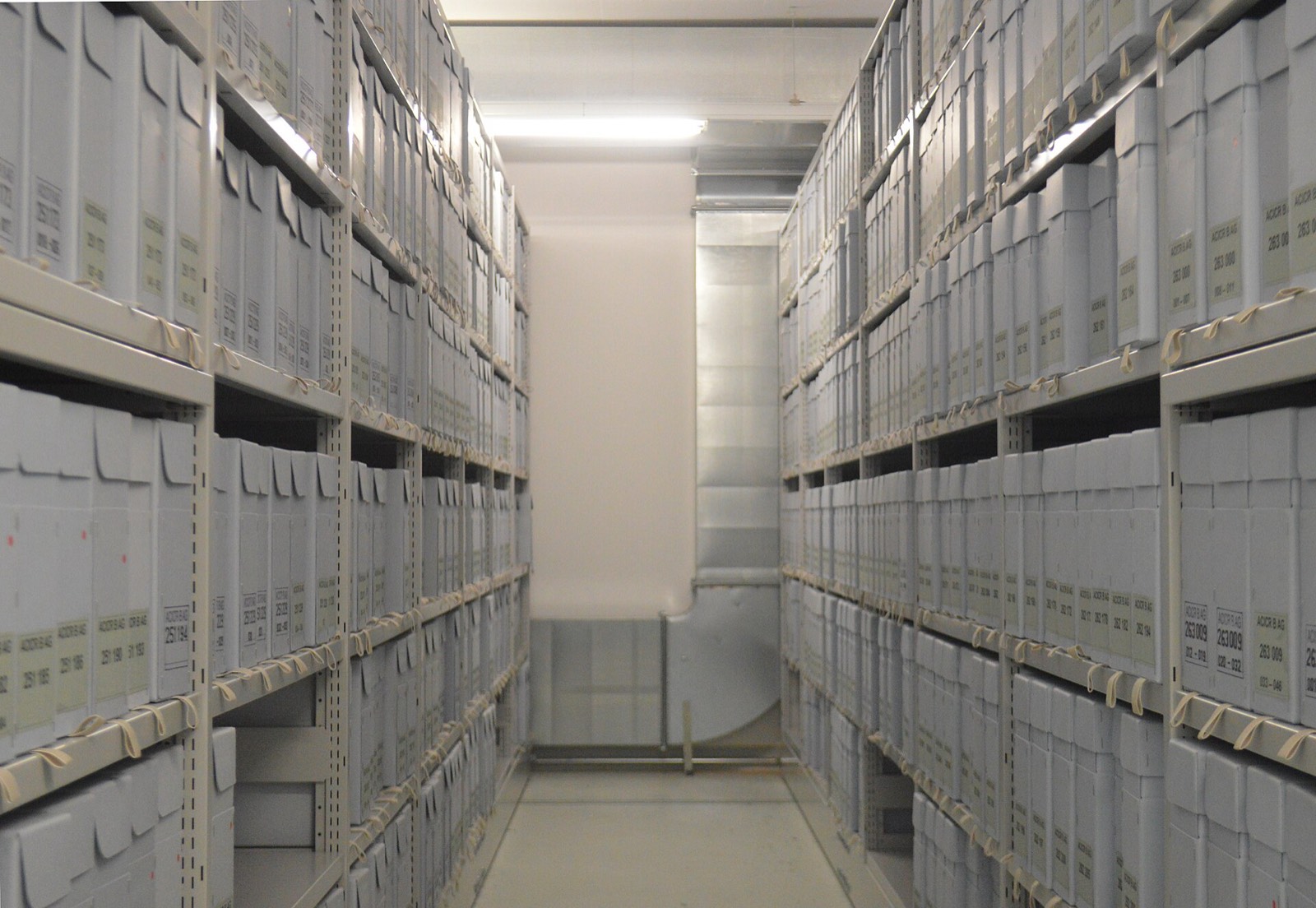 Un corridoio d’archivio con scaffali pieni di scatole
