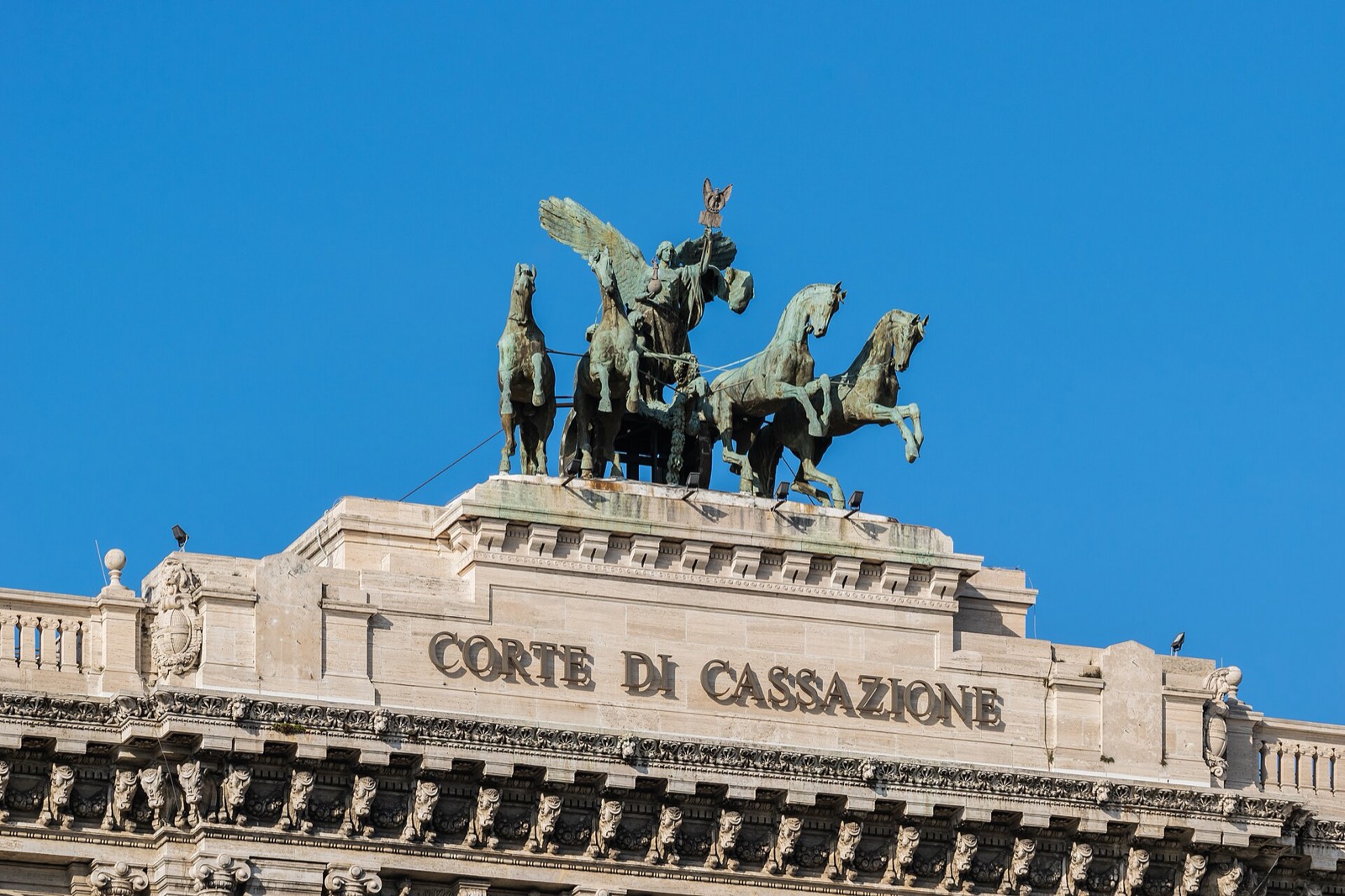 La facciata del Palazzo di Giustizia di Roma con la scritta Corte di Cassazione