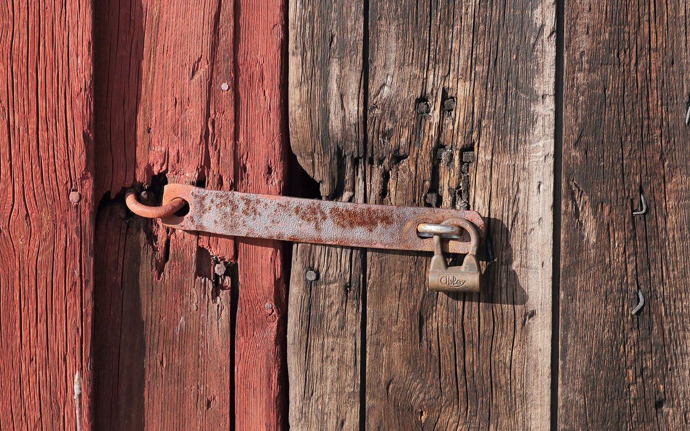 Un lucchetto chiude una vecchia porta di legno