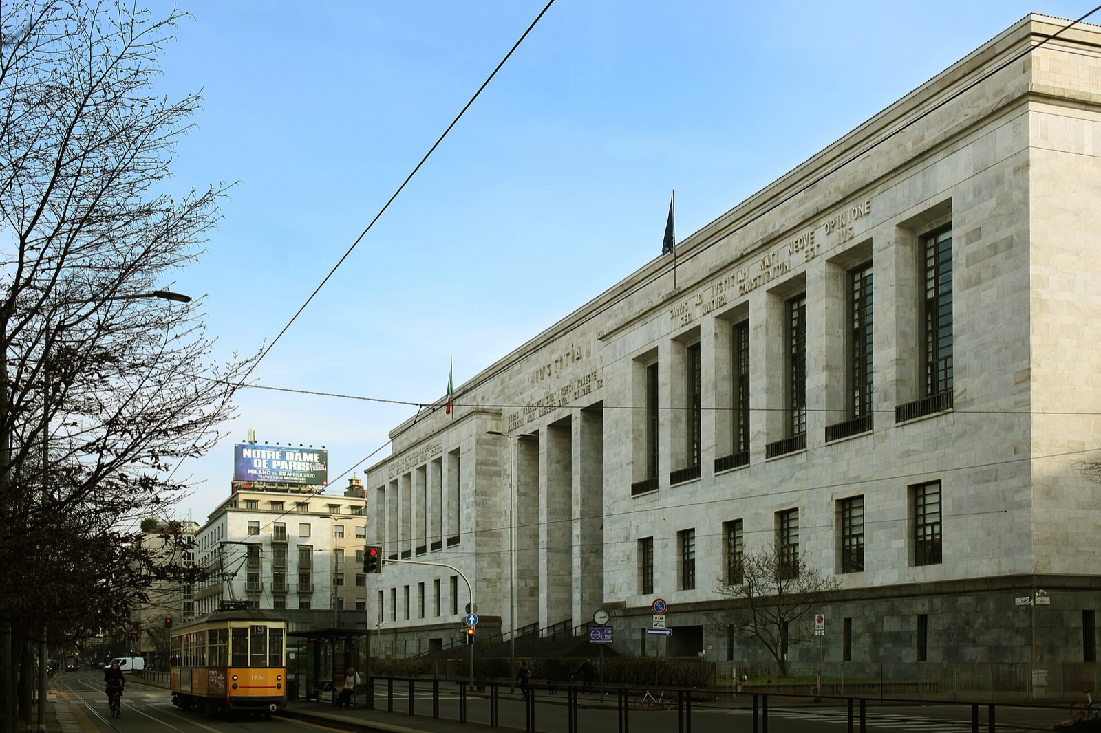 La facciata del Palazzo di Giustizia di Milano