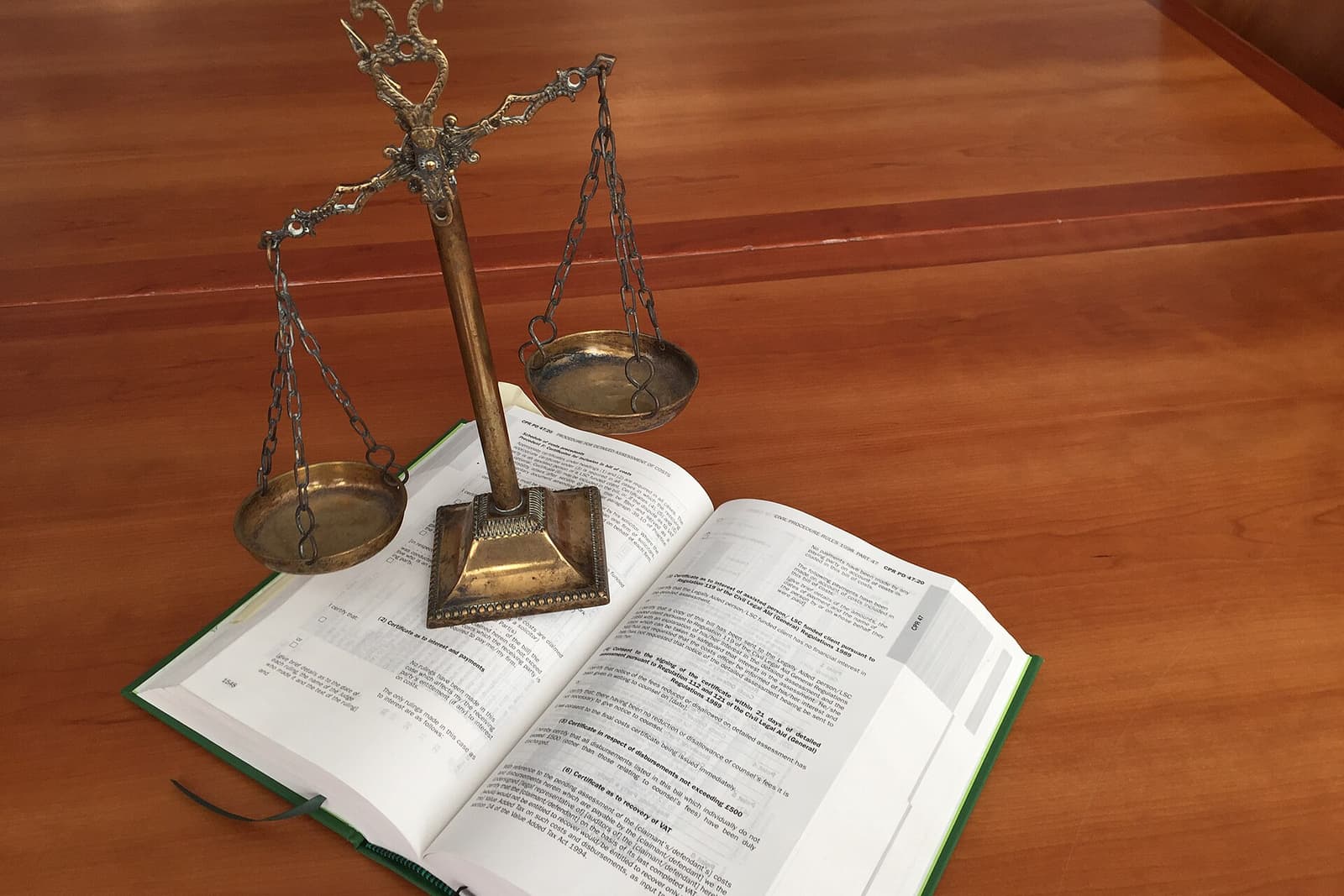 Codici e volumi giuridici allineati su uno scaffale