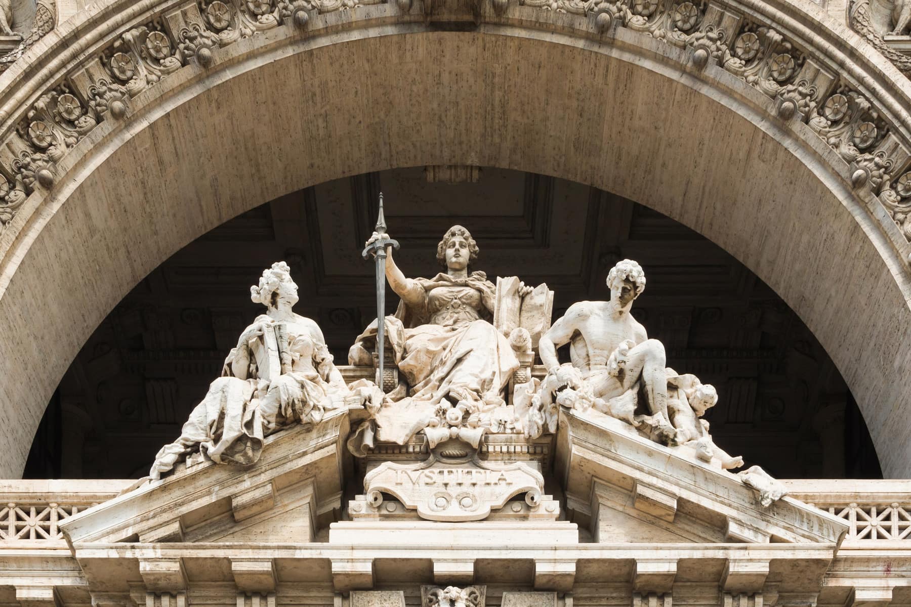 Il gruppo scultoreo della Giustizia sulla facciata del Palazzo di Giustizia di Roma